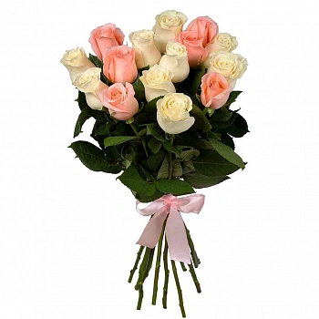 Букет из белых и розовых роз под ленту 