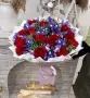 Букет из красных роз и ирисов Вечерний карнавал