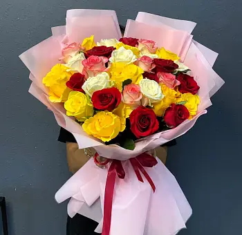 Букет из 31 разноцветной розы