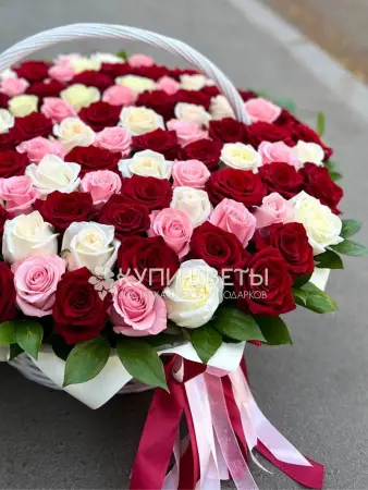 Корзина из 101  разноцветной розы