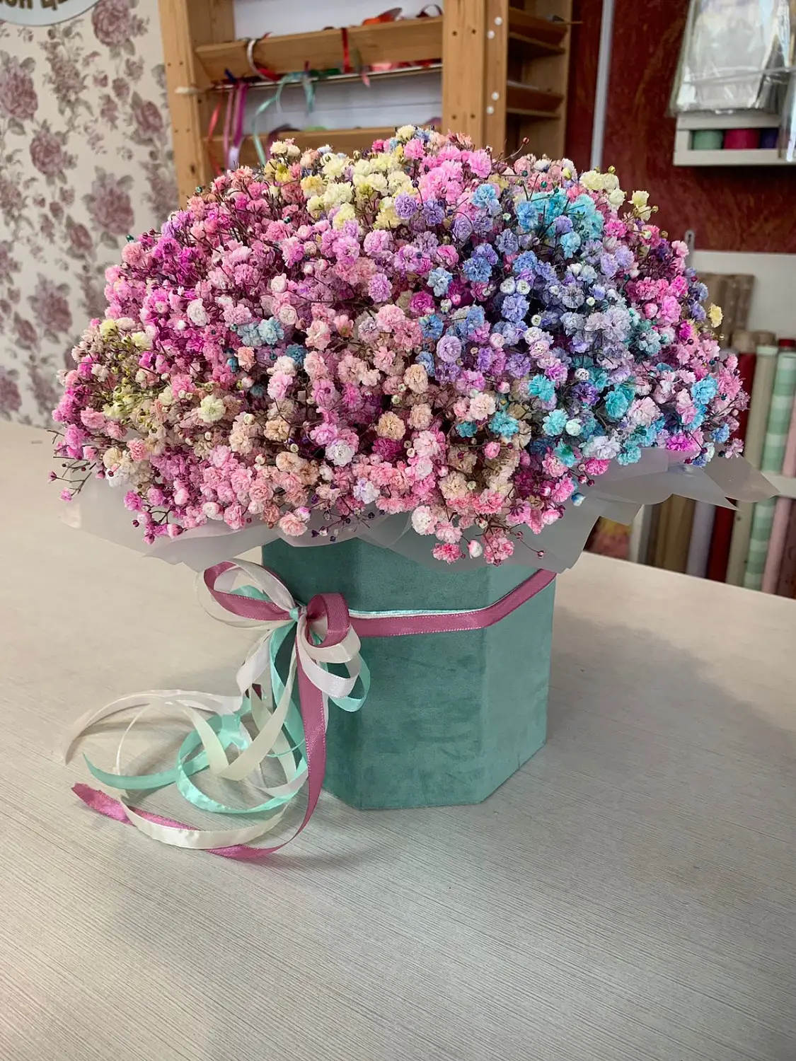 Шляпная коробка с радужной  гипсофилой