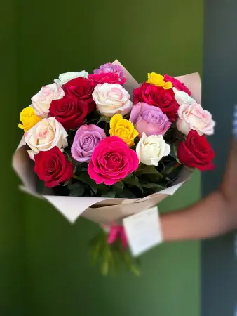 Букет из разноцветных роз